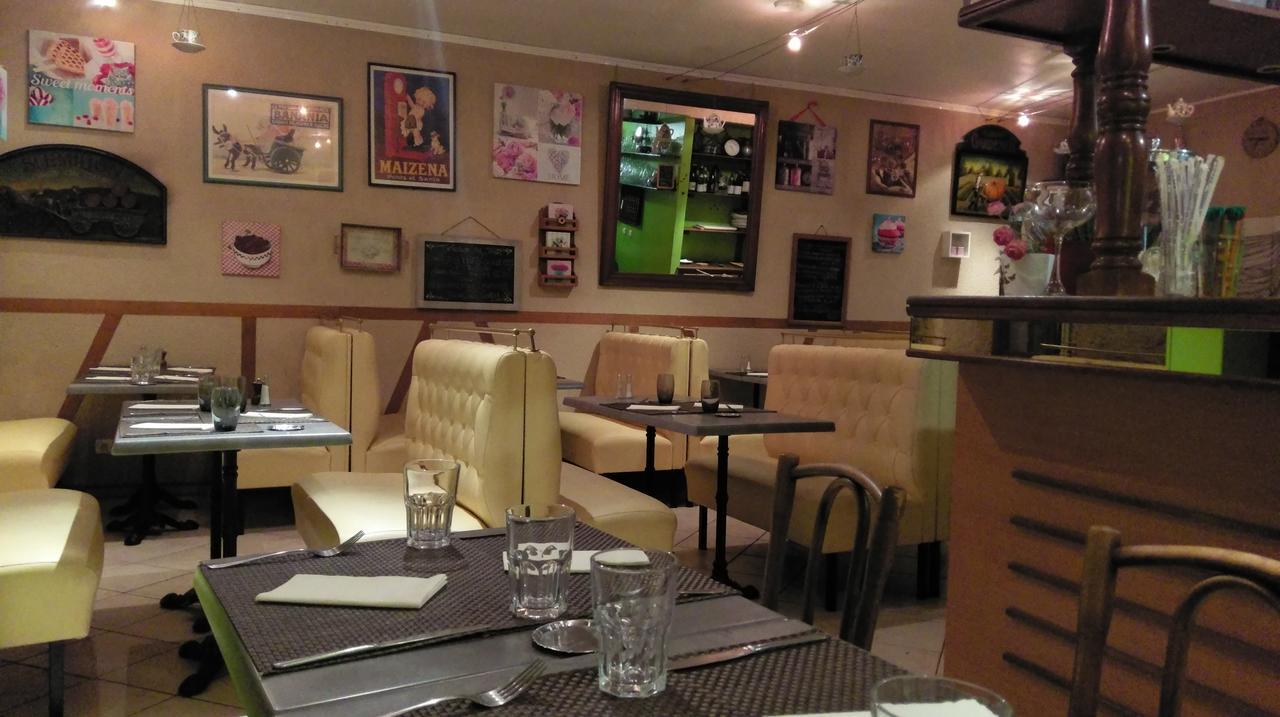 Готель Logis De L'Europe Restaurant Le Cepage Corbigny Екстер'єр фото